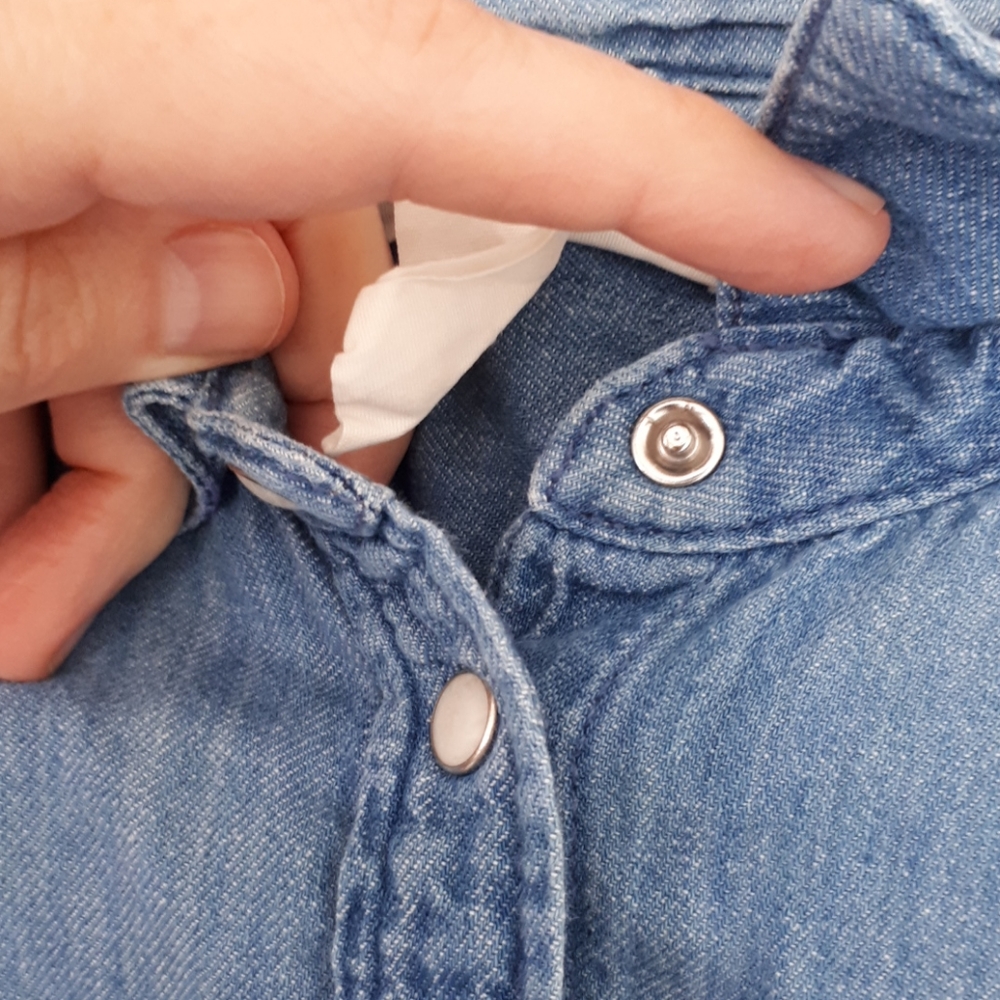 H&M Chambrey shirt with with snap buttons. - Picture 2 of 4
